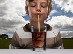 3M净水器小知识：饮料含塑化剂，还是喝水最靠谱